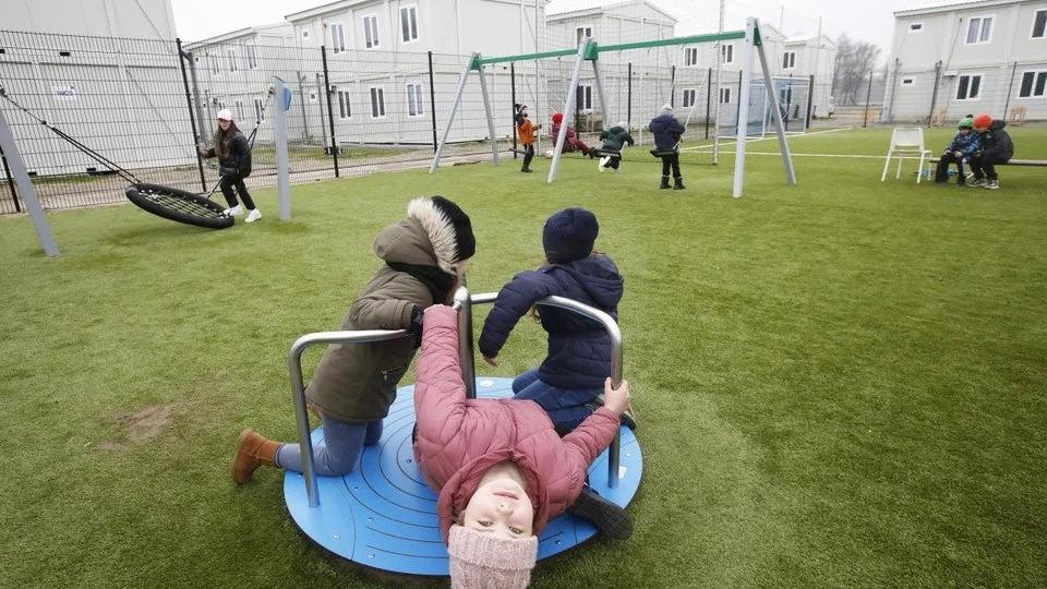 .000 m2 grote speelveld met circulair kunstgras